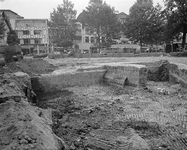 851744 Afbeelding van de archeologische opgravingen van het vroegere Kasteel Vredenburg in de bouwput aan de oostzijde ...